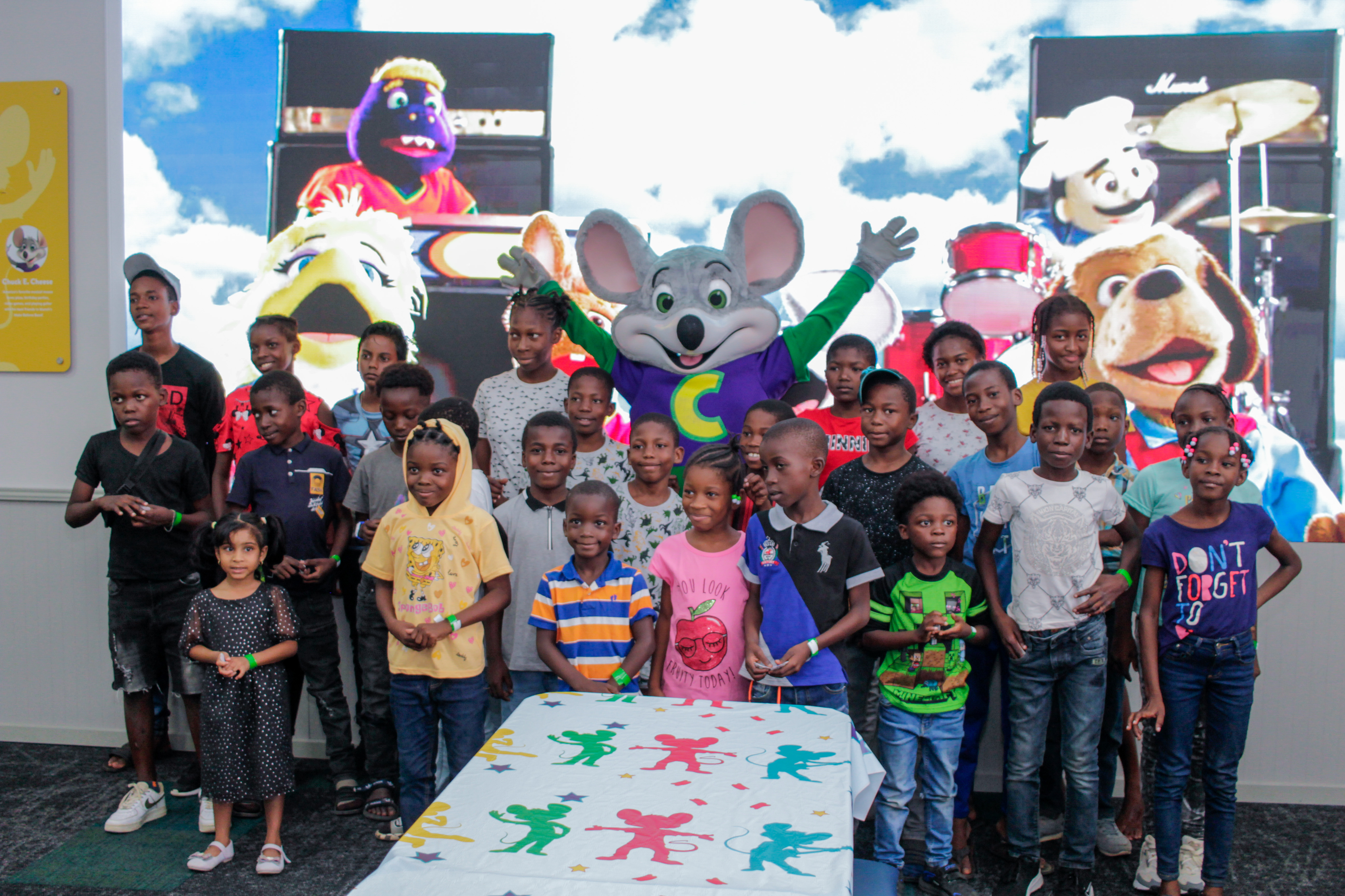 Kindertehuis Ekklisia (Commewijne) werden met de bus opgehaald en gebracht naar de International Mall voor een creatieve en gezellige middag.