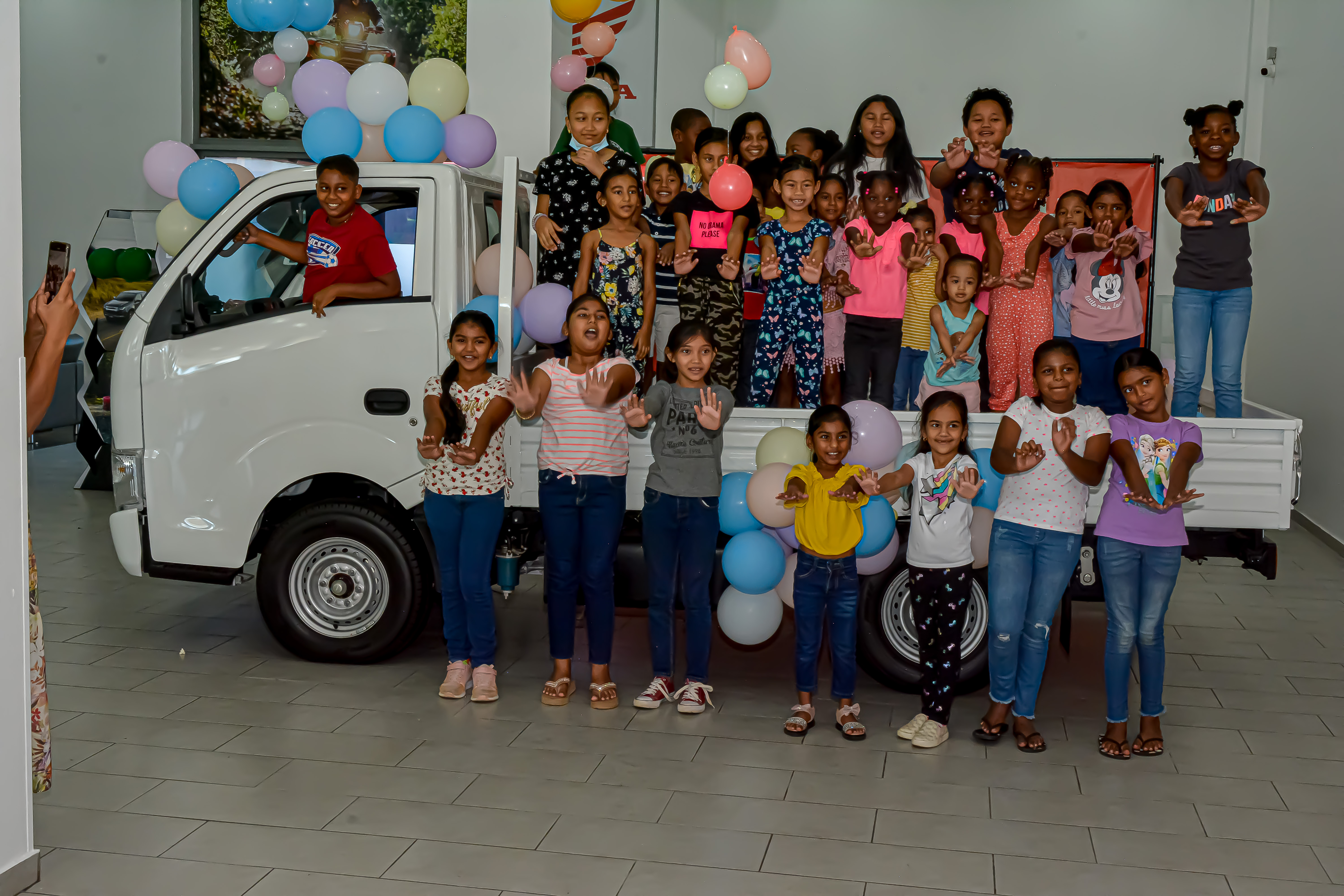 De kinderen mochten in de Isuzu Traviz voor een foto!