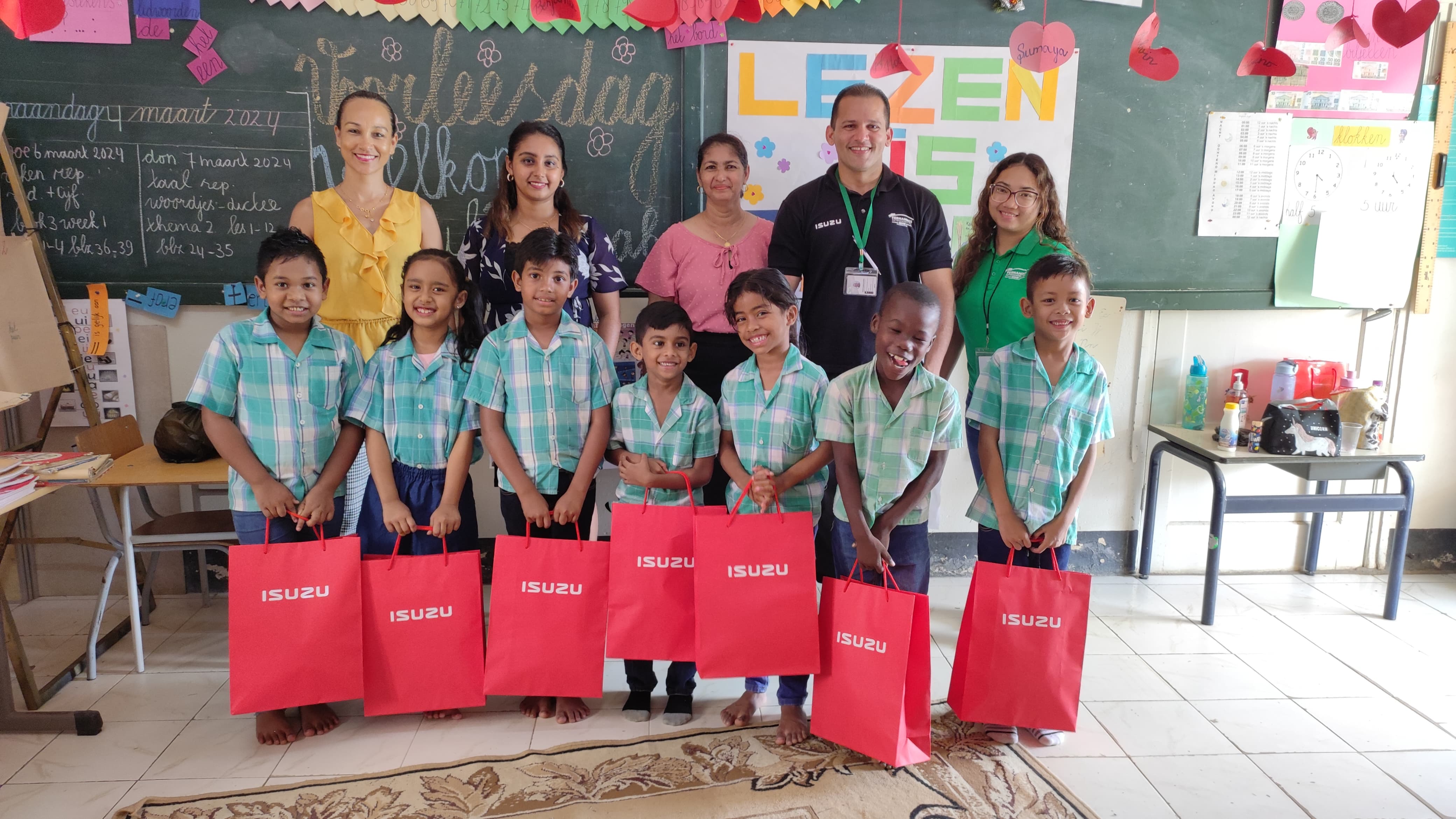 Fernandes Autohandel Ondersteunt Voorleesdag op OS Kampong Baroe in Saramacca