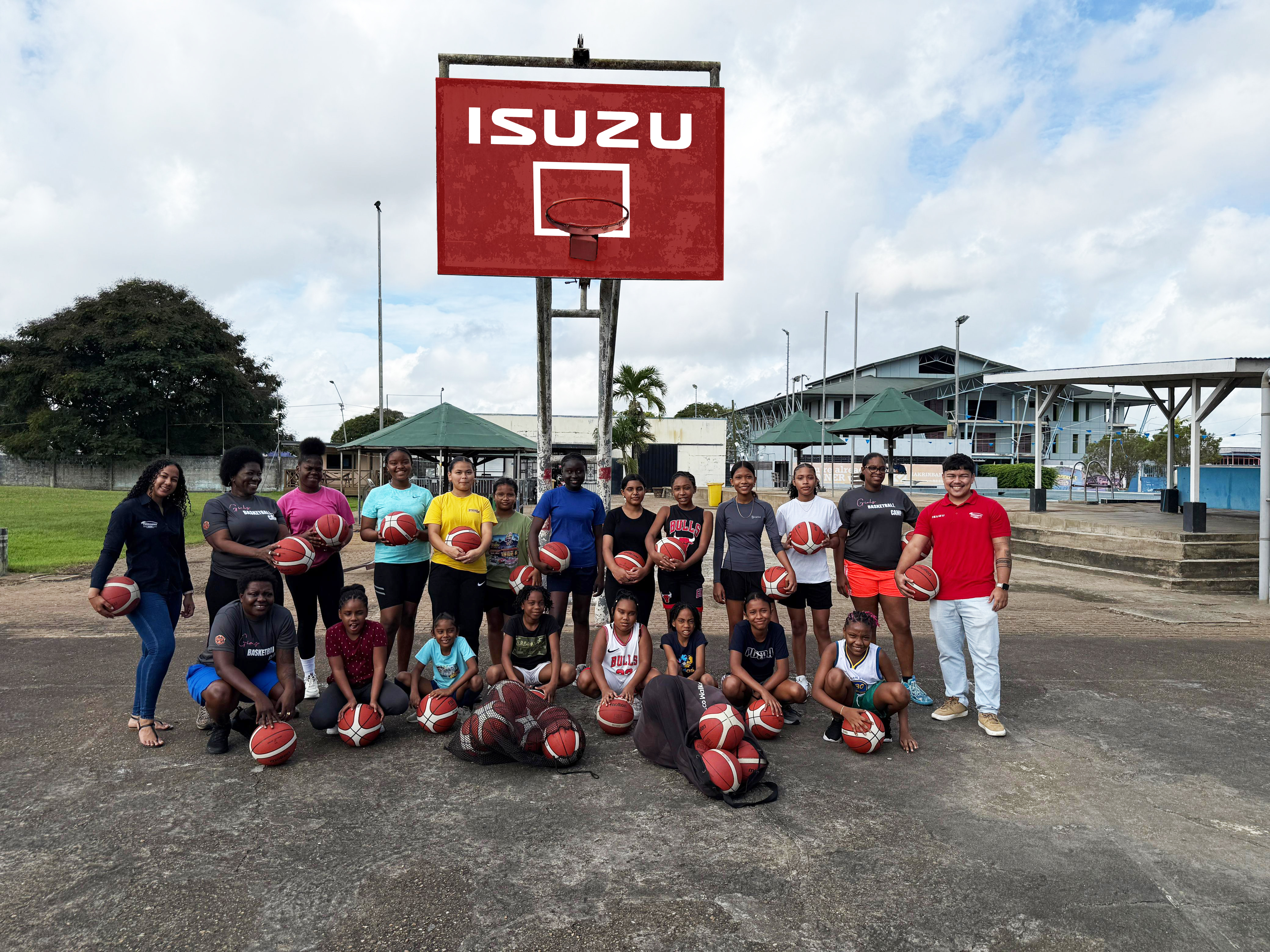 Fernandes Autohandel ondersteunt eerste SBA Meisjesbasketbalkamp met donatie van 50 basketballen